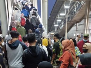 Anker: Lansia-Bumil Naik Tangga karena Eskalator Stasiun Cakung Rusak Anker: Lansia-Bumil Naik Tangga karena Eskalator Stasiun Cakung Rusak
