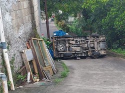 Tak Kuat Nanjak, Pikap Bawa Kelapa Terguling di Cinere Depok