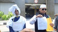Potret Tersangka Pencabulan Berkostum Pocong Datangi Polda Sumsel