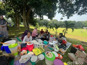 Anak-anak Main Bola, Emak-emak Gelar Tikar bak Pesta Kebun di Pinggir Lapangan