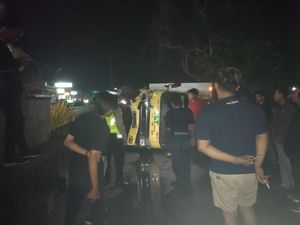 Sopir Keram Kaki, Truk Boks Hilang Kendali-Terguling