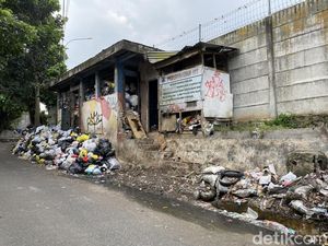 Sampah di Babakan Loa Cimahi Bikin Warga Tutup Hidung Sampah di Babakan Loa Cimahi Bikin Warga Tutup Hidung