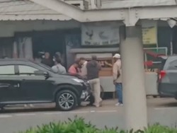 Momen Puluhan Preman Kepung Rumah Warga di Jatinegara dan Rusak Pagar