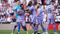 Sampai suatu momen, Vinicius sempat kesal. Ia sempat terlibat keributan dengan pemain lawan. (Foto: Mateo Villalba/Quality Sport Images/Getty Images)