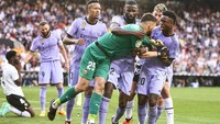 Vinicius ribut dengan kiper Valencia, Giorgi Mamardashvili, sampai harus dipisahkan rekan-rekannya. (Foto: Francisco Macia/Quality Sport Images/Getty Images)