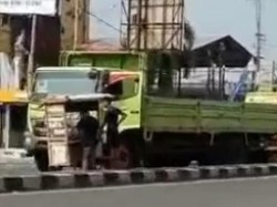 Viral Video Sopir Truk Santuy Jajan Siomai Bikin Macet Pantura, Ini Faktanya