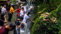 Warga Bali Ramai-ramai Melukat Rayakan Banyu Pinaruh