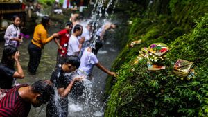 Warga Bali Ramai-ramai Melukat Rayakan Banyu Pinaruh