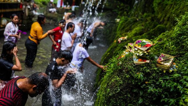 Warga Bali Ramai-ramai Melukat Rayakan Banyu Pinaruh