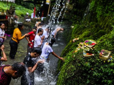 Warga Bali Ramai-ramai Melukat Rayakan Banyu Pinaruh