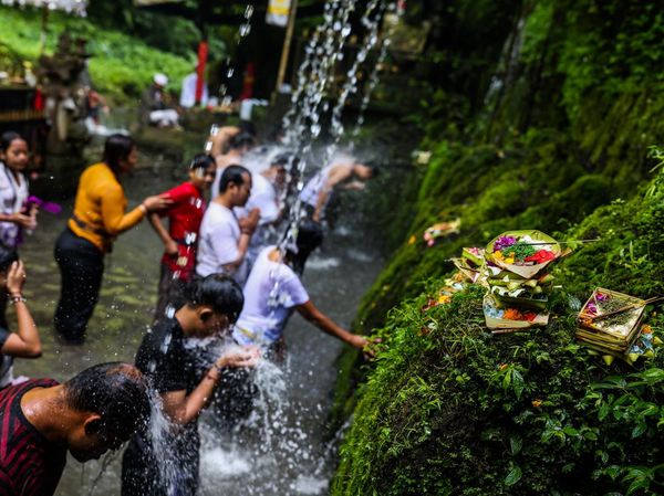 Warga Bali Ramai-ramai Melukat Rayakan Banyu Pinaruh