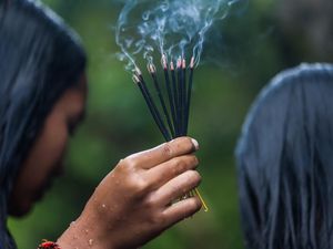 Populer: Bikin Emosi, Cewek Direkam Lagi Ganti Baju Usai Melukat di Bali