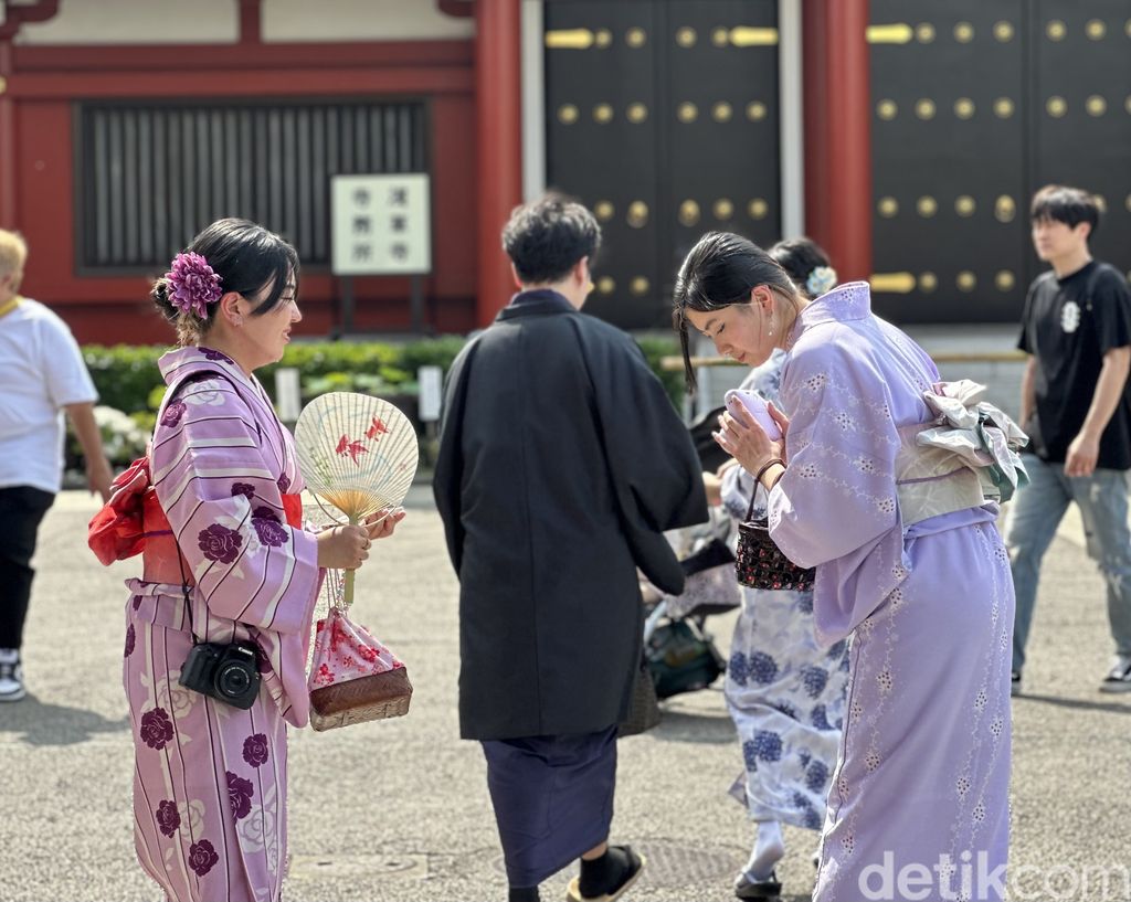 Warga Jepang berjalan kaki