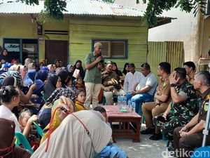 Warga di Medan Labuhan Keluhkan Jalan Rusak-Narkoba ke Walkot Bobby Warga di Medan Labuhan Keluhkan Jalan Rusak-Narkoba ke Walkot Bobby