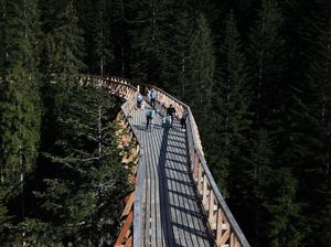 Polandia Punya Skywalk Sepanjang 1.300 Meter di Tengah Pegunungan Polandia Punya Skywalk Sepanjang 1.300 Meter di Tengah Pegunungan