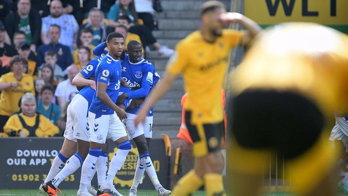 WOLVERHAMPTON, ENGLAND - MAY 20: Mason Holgate and Abdoulaye Doucoure (R) of Everton celebrate the goal of Yerry Mina (obscured) during the Premier League match between Wolverhampton Wanderers and Everton FC at Molineux on May 20, 2023 in Wolverhampton, England. (Photo by Tony McArdle/Everton FC via Getty Images)