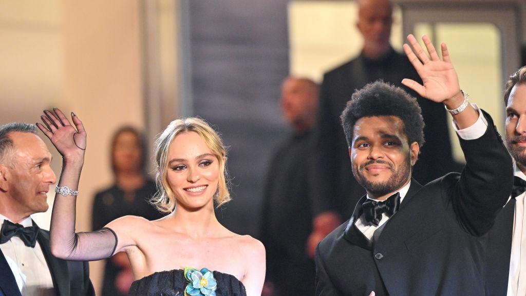 5 Pose Lily-Rose Depp dan The Weeknd Jadi Sorotan 5 Pose Lily-Rose Depp dan The Weeknd Jadi Sorotan