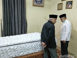Melayat Abdul Rozaq di Solo, Amien Rais Imami Salat Jenazah