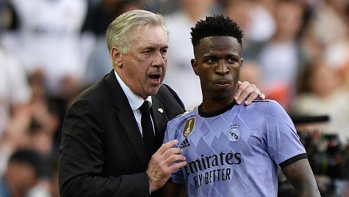 Soccer Football - LaLiga - Valencia v Real Madrid - Mestalla, Valencia, Spain - May 21, 2023 Real Madrids Vinicius Junior is spoken to by coach Carlo Ancelotti REUTERS/Pablo Morano