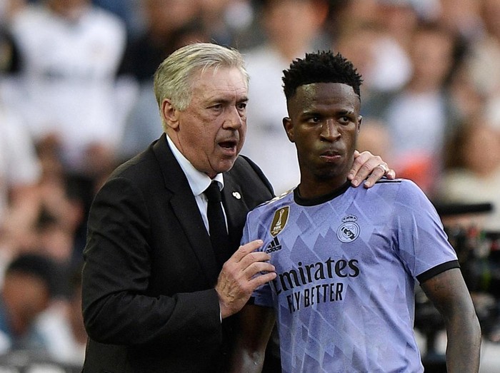 Soccer Football - LaLiga - Valencia v Real Madrid - Mestalla, Valencia, Spain - May 21, 2023 Real Madrid's Vinicius Junior is spoken to by coach Carlo Ancelotti REUTERS/Pablo Morano