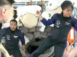 Astronaut Wanita Arab Pertama Akhirnya Tiba di ISS Astronaut Wanita Arab Pertama Akhirnya Tiba di ISS