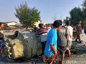 Bangkai Pesawat Tempur Ditemukan Nelayan Lamongan Jadi Tontonan Warga Bangkai Pesawat Tempur Ditemukan Nelayan Lamongan Jadi Tontonan Warga