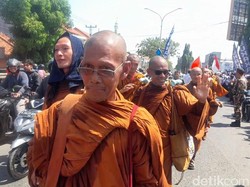 Rombongan Biksu Thudong dari Thailand Sambangi Kantor NU Brebes
