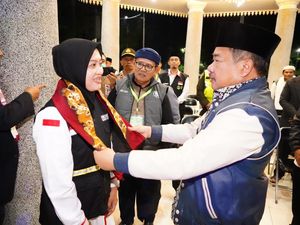 Bupati Garut Lepas 400 Calon Jemaah Haji Kloter Pertama Bupati Garut Lepas 400 Calon Jemaah Haji Kloter Pertama