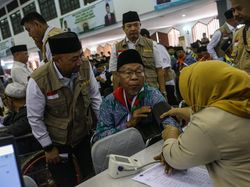 Calon Jamaah Haji Tiba di Asrama Pondok Gede Jakarta
