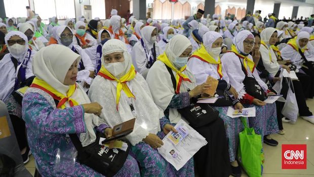Sejumlah jemaah calon haji kloter I memasuki Asrama Haji Pondok Gede, Jakarta Timur, Selasa, 23 Mei 2023. Para calon jemaah haji kloter I tahun 1444 H/2023 dijadwalkan mulai masuk ke asrama haji di berbagai wilayah Indonesia pada hari ini sebelum diberangkatkan ke Arab Saudi besok. CNN Indonesia/Safir Makki