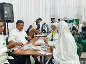 Masuk Asrama Haji, Calhaj Aceh Terima Uang Jajan dan Kartu Baitul Asyi Masuk Asrama Haji, Calhaj Aceh Terima Uang Jajan dan Kartu Baitul Asyi