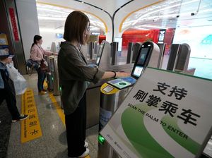 Canggih! Naik Kereta di Beijing Cukup Scan Telapak Tangan Canggih! Naik Kereta di Beijing Cukup Scan Telapak Tangan