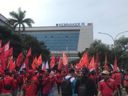 Demo Buruh di Kemnaker, Lalin Jalan Gatsu Arah Cawang Macet Siang Ini