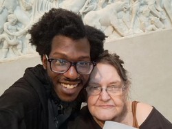 Pria 28 Tahun Dibuat Klepek-klepek oleh Wanita Lansia