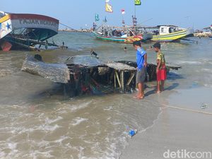 Penampakan Bangkai Pesawat Tempur yang Ditemukan Nelayan Lamongan Penampakan Bangkai Pesawat Tempur yang Ditemukan Nelayan Lamongan