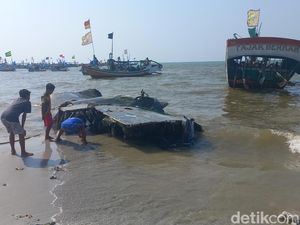 Nelayan Berharap Kejelasan Bangkai Pesawat yang Ditemukan di Lamongan Nelayan Berharap Kejelasan Bangkai Pesawat yang Ditemukan di Lamongan