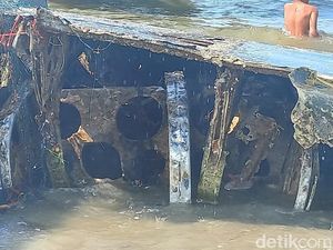 Bangkai Pesawat Ditemukan di Lamongan Potongan Sayap dan Kemudi Bangkai Pesawat Ditemukan di Lamongan Potongan Sayap dan Kemudi