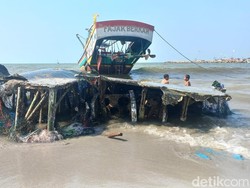 Bangkai Pesawat Tempur Ditemukan di Lamongan Ditarik Jaring dan Perahu Nelayan