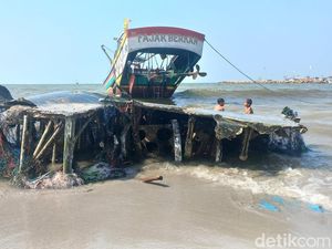 Bangkai Pesawat Tempur Ditemukan di Lamongan Ditarik Jaring dan Perahu Nelayan Bangkai Pesawat Tempur Ditemukan di Lamongan Ditarik Jaring dan Perahu Nelayan