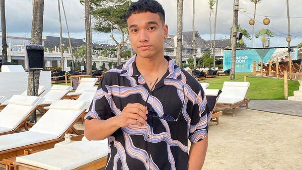 Keseruan Fadly Faisal Saat Ngopi di Kafe dan Beach Club