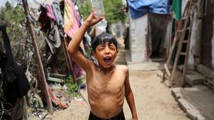 Gelombang Panas Melanda, Anak-anak di Gaza Sampai Mandi di Depan Rumah