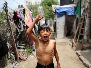 Gelombang Panas Melanda, Anak-anak di Gaza Sampai Mandi di Depan Rumah