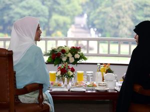 Momen Iriana Jamu Minum Teh Ibu Negara Iran Jamileh Alamolhoda
