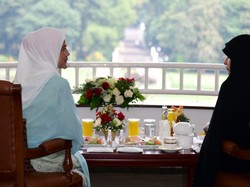 Momen Iriana Jamu Minum Teh Ibu Negara Iran Jamileh Alamolhoda