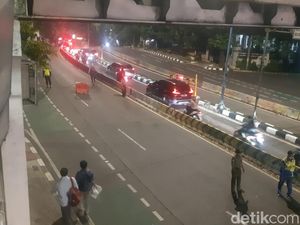 Jl Buncit Raya Arah Ragunan Ditutup, Kendaraan Lintasi Busway-Lalin Macet