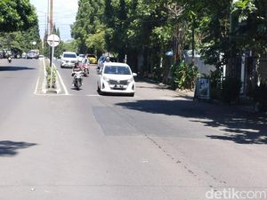 Warga Lega Lubang di Jalan Dago Sudah Ditambal Warga Lega Lubang di Jalan Dago Sudah Ditambal