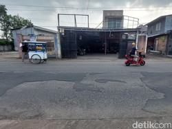 Ada Kawah Sebelum Kantor Kecamatan Gedebage Bandung