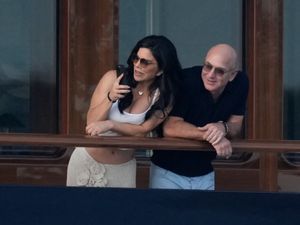 Jeff Bezos Berikan Cincin Tunangan Senilai Rp 37 Miliar ke Lauren Sanchez