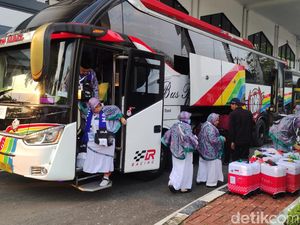 Labaik Allahumma Labbaik! 395 Jemaah Haji Kloter 1 Jakarta Berangkat ke Tanah Suci