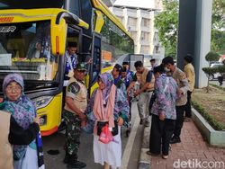 Jemaah Kloter 1 Mulai Penuhi Asrama Haji Pondok Gede, Mulai Berangkat Malam Ini